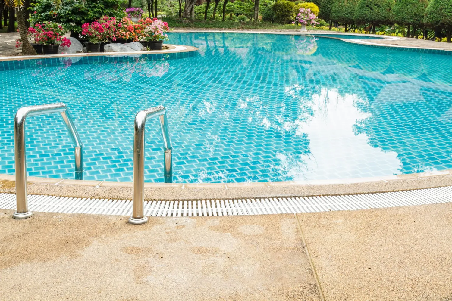 Homes with Beautiful Pools in Dubai and Abu Dhabi