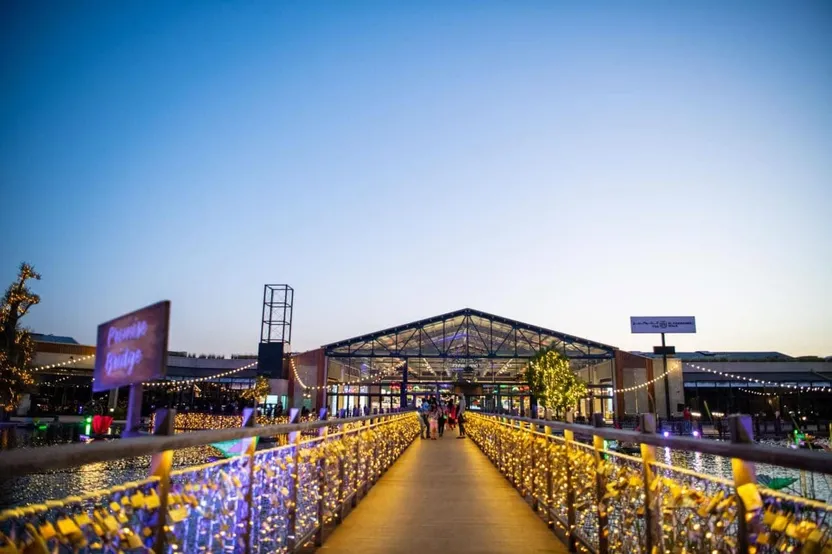 SHOPPING, DINING AND LIFESTYLE