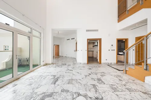 4 Bedrooms Penthouse in Al Hallawi