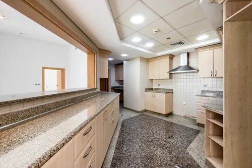 4 Bedrooms Penthouse in Al Hallawi