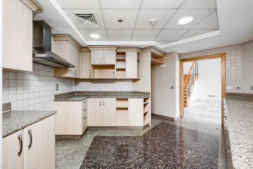 4 Bedrooms Penthouse in Al Hallawi
