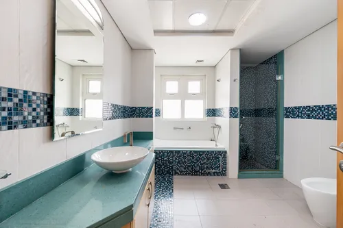 4 Bedrooms Penthouse in Al Hallawi