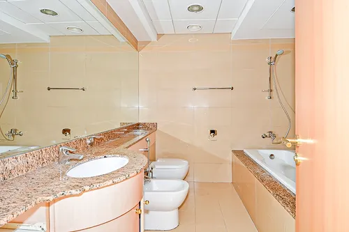 4 Bedrooms Apartment in Marina Mansions