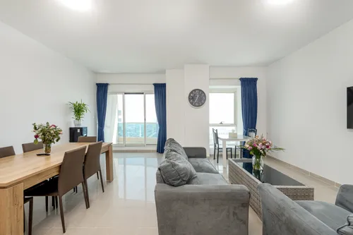 3 Bedrooms Apartment in Lake Point Tower