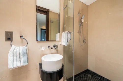 2 Bedrooms Apartment in Bonnington Tower