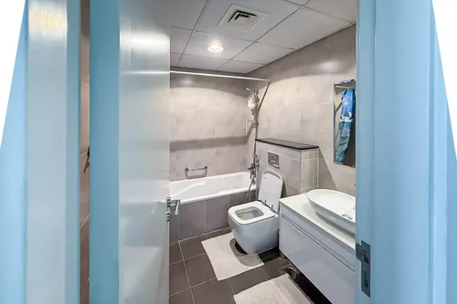 2 Bedrooms Apartment in Carson C