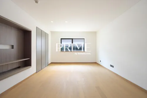 5 Bedrooms Apartment in Mansion 6