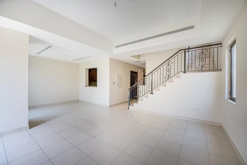 4 Bedrooms Villa in Mira 2