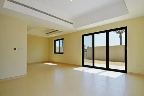 4 Bedrooms Villa in Mira 2