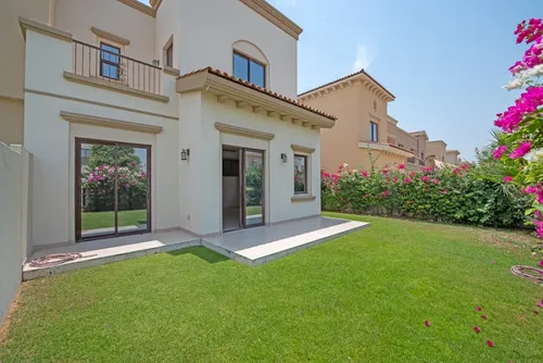 4 Bedrooms Villa in Mira 2