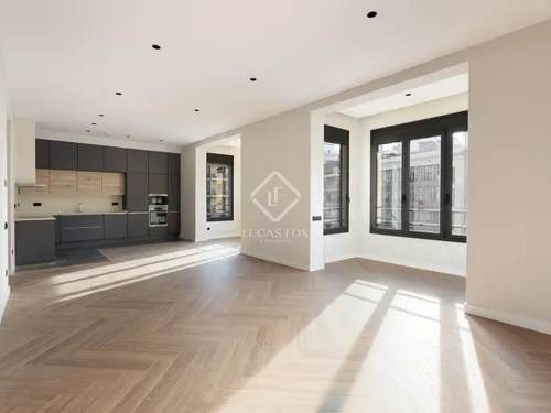 Newly renovated 4-bedroom apartment for sale near Passeig de Gracia