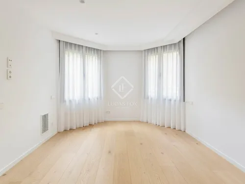 5 Bedrooms Apartment in Doctor Roux