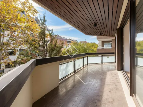 Excellent 5 Bedroom apartment with 17m² terrace for sale in Tres Torres, Barcelona
