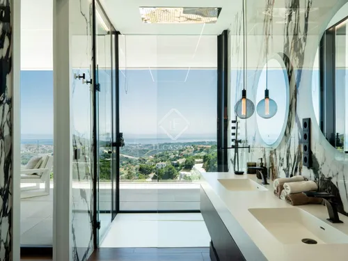 4 Bedrooms House / Villa in Calle Montemayor