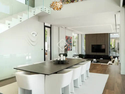 4 Bedrooms House / Villa in Calle Montemayor