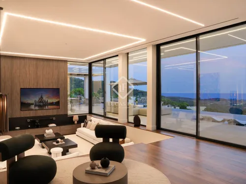 4 Bedrooms House / Villa in Calle Montemayor