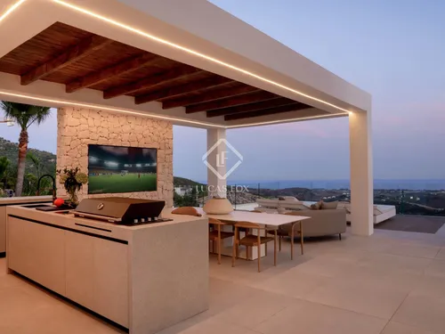 4 Bedrooms House / Villa in Calle Montemayor