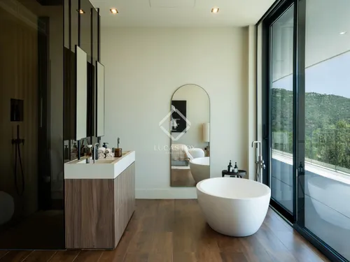 4 Bedrooms House / Villa in Calle Montemayor