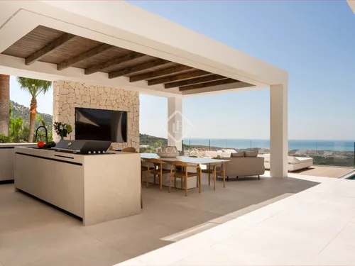 4 Bedrooms House / Villa in Calle Montemayor