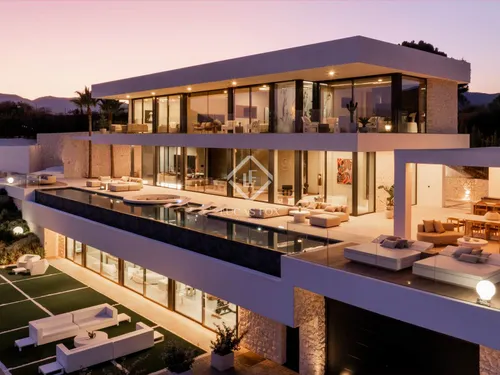 4 Bedrooms House / Villa in Calle Montemayor