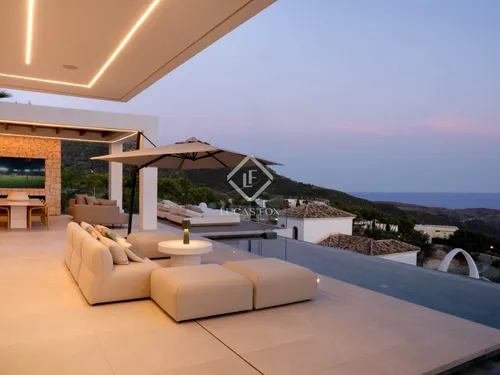 4 Bedrooms House / Villa in Calle Montemayor