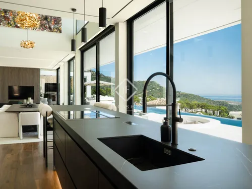 4 Bedrooms House / Villa in Calle Montemayor