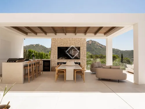 4 Bedrooms House / Villa in Calle Montemayor