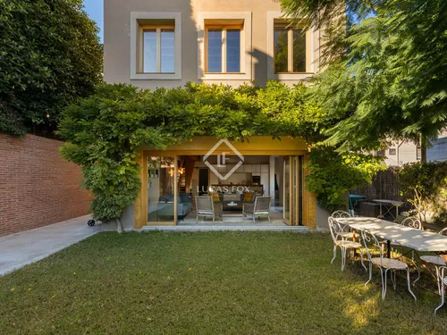 Excellent 4 Bedroom house / villa with 150m² garden for sale in Sarrià, Barcelona