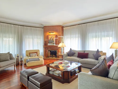 Elegant 6-bedroom apartment for sale in Sarrià, Barcelona