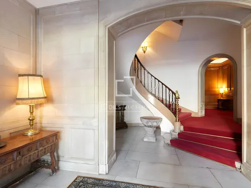 6 Bedrooms Apartment in Via Augusta