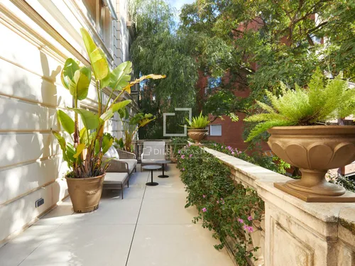 6 Bedrooms Apartment in Via Augusta