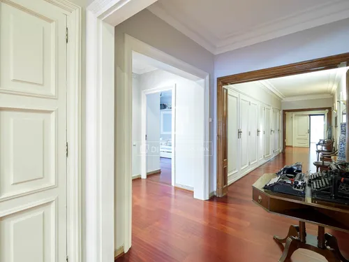 6 Bedrooms Apartment in Via Augusta