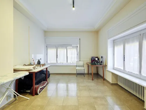 6 Bedrooms Apartment in Via Augusta