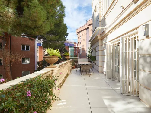 6 Bedrooms Apartment in Via Augusta