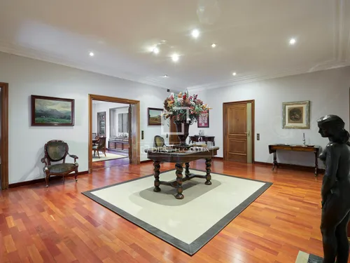 6 Bedrooms Apartment in Via Augusta