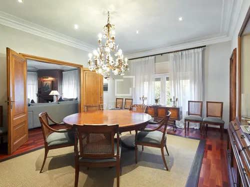 6 Bedrooms Apartment in Via Augusta