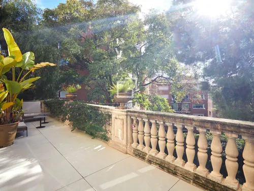 6 Bedrooms Apartment in Via Augusta