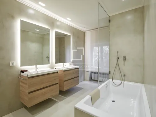 6 Bedrooms Apartment in Via Augusta