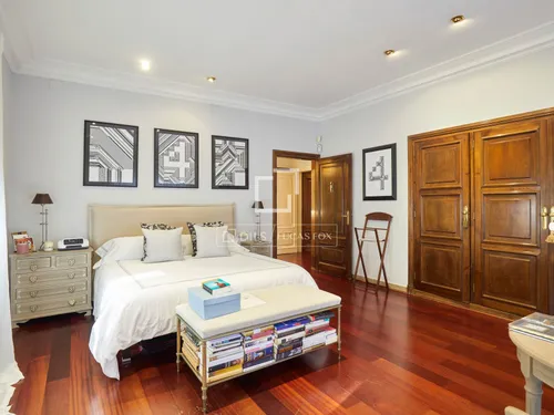 6 Bedrooms Apartment in Via Augusta