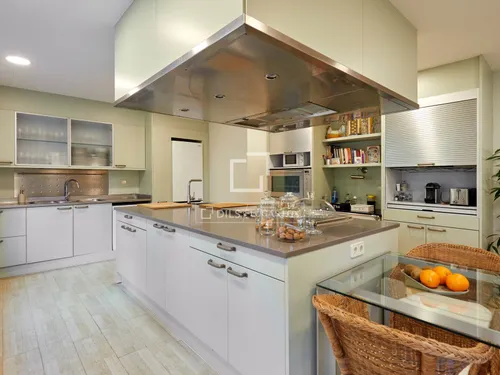 6 Bedrooms Apartment in Via Augusta