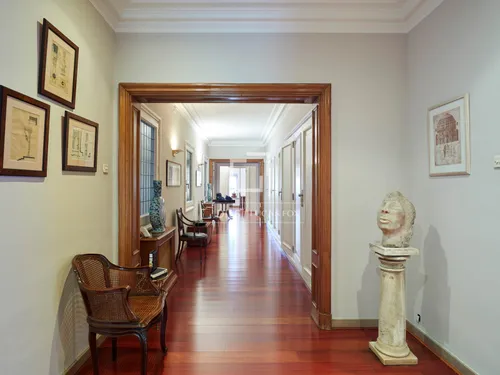 6 Bedrooms Apartment in Via Augusta