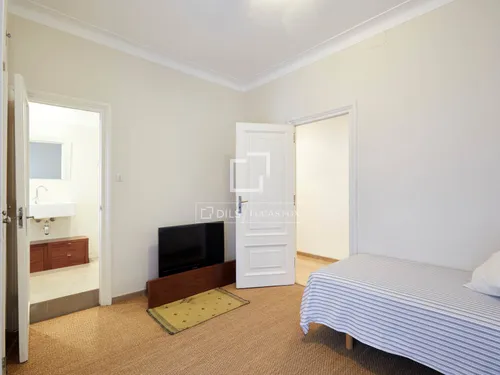 6 Bedrooms Apartment in Via Augusta