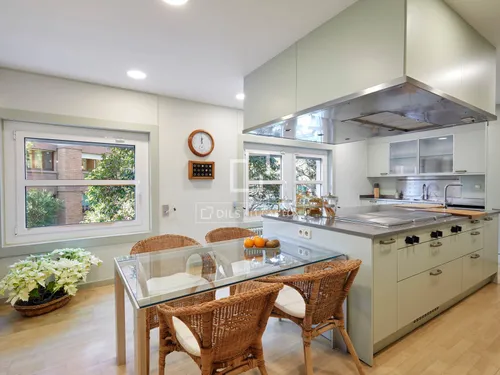 6 Bedrooms Apartment in Via Augusta