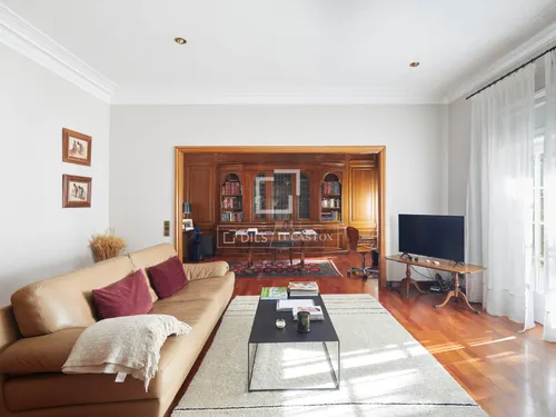 6 Bedrooms Apartment in Via Augusta
