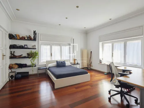 6 Bedrooms Apartment in Via Augusta