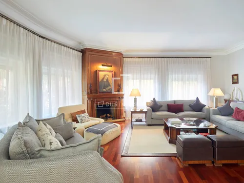 6 Bedrooms Apartment in Via Augusta