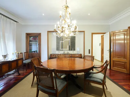 6 Bedrooms Apartment in Via Augusta