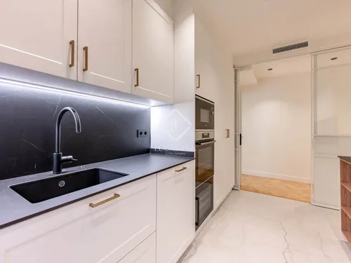 3 Bedrooms Apartment in Enric Granados