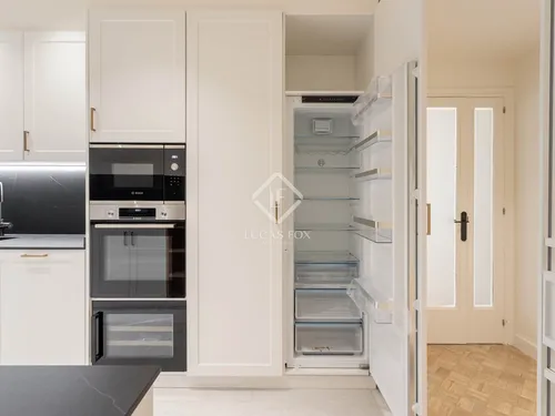 3 Bedrooms Apartment in Enric Granados