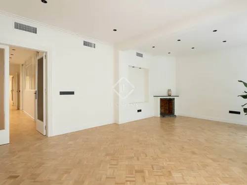 3 Bedrooms Apartment in Enric Granados